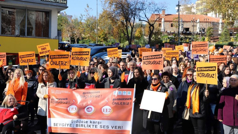 TEKİRDAĞ, KADINA YÖNELİK ŞİDDETE KARŞI YÜRÜDÜ 