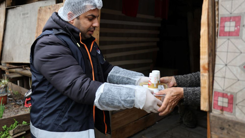 ÇERKEZKÖY'DE İHTİYAÇ SAHİPLERİNE SICAK YEMEK DAĞITIMI DEVAM EDİYOR